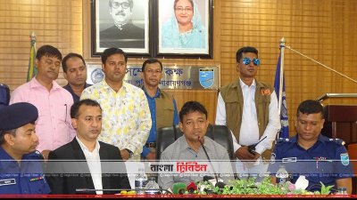 সংবাদ সম্মেলনে বক্তব্য রাখছেন নারায়ণগঞ্জের পুলিশ সুপার হারুন অর রশিদ
