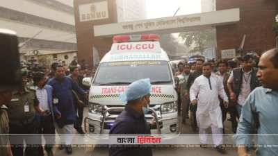 ওবায়দুল কাদেরকে অ্যাম্বুলেন্সে করে বিমানবন্দরের দিকে নিয়ে যাওয়া হচ্ছে। ছবি: নাসিরুল ইসলাম