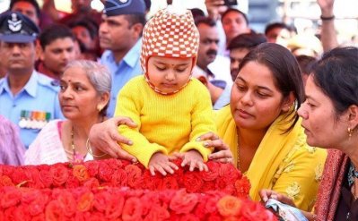 সোশ্যাল মিডিয়ার যোদ্ধারা, পারলে রণাঙ্গনে যাও: নিহত ভারতীয় পাইলটের স্ত্রী