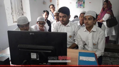কম্পিউটারে গেম খেলার মাধ্যমে ছেলের জন্য চলছে যৌন ও স্বাস্থ্যশিক্ষার ক্লাস