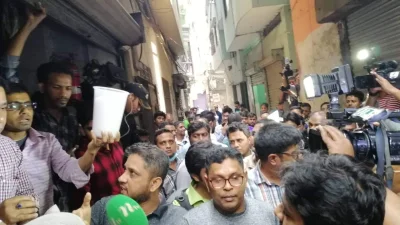 অভিযানের সময় ব্যবসায়ীদের বিক্ষোভ