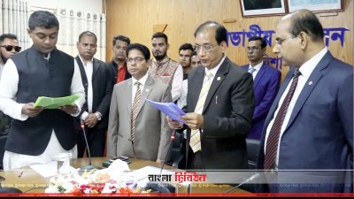 পটুয়াখালীর নবনির্বাচিত পৌর মেয়র মহিউদ্দিনকে শপথবাক্য পাঠ করাচ্ছেন বরিশালের বিভাগীয় কমিশনার রামচন্দ্র দাস