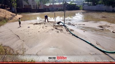 নদী থেকে তোলা নিম্নমানের এই বালু দিয়েই তৈরি করা হচ্ছে বাঁধ নির্মাণের ব্লক