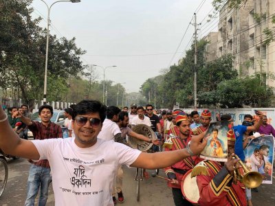 ঢাকা বিশ্ববিদ্যালয় ক্যাম্পাসে প্রচারণা বহর, রিক্সায় রাজ-তাহসান
