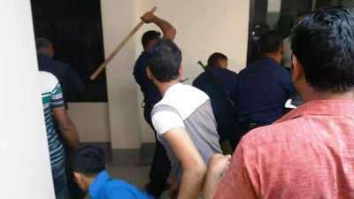 চাঁপাইনবাবগঞ্জে দরপত্র দাখিল নিয়ে সংঘর্ষ, পুলিশের লাঠিচার্জ