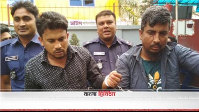 দুই ছিনতাইকারীকে আটকের পর পুলিমের কাছে হস্তান্তর
