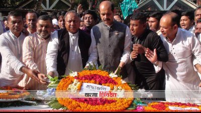 জাতির জনকের সমাধিসৌধের বেদীতে ফুল দিয়ে আতিকুল ইসলামের শ্রদ্ধা (ছবি&ndash; প্রতিনিধি)