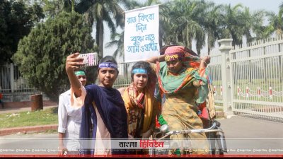 রিকশার তিন চাকায় ভর করে লড়ছেন রোজিনা