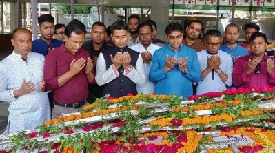 হাসান জাহিদ তুষার (বাঁ থেকে তৃতীয়)
