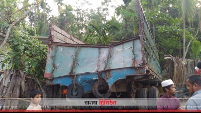 বাসের ধাক্কায় সড়ক থেকে নেমে যায় ট্রাকটি