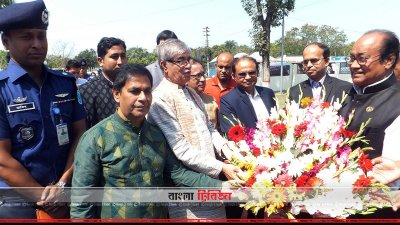 মন্ত্রী মোস্তাফা জব্বারকে ফুল দিয়ে অভিনন্দন জানানো হয়