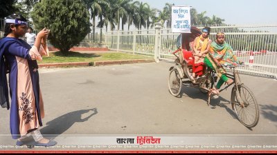 রিকশার তিন চাকায় ভর করে লড়ছেন রোজিনা