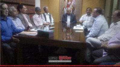 শনিবার মতিঝিলে নিজ চেম্বারে দলের প্রেসিডিয়াম সদস্যদের সঙ্গে বৈঠকে ড. কামাল হোসেন 