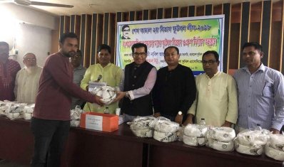 অংশ নেওয়া দলগুলোর মাঝে ফুটবল বিতরণ করেন কাজী নাবিল আহমেদ