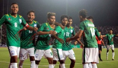 বাংলাদেশের জার্সিতে প্রথম গোল করে উচ্ছ্বসিত রবিউল (বাঁ থেকে চতুর্থ)