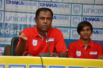 সংবাদ সম্মেলনে কথা বলছেন কোচ ছোটন, পাশে অধিনায়ক সাবিনা