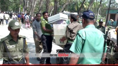 কঠোর নিরাপত্তায় কেন্দ্রে নেওয়া হচ্ছে ভোটের সরঞ্জাম (ছবি&ndash; প্রতিনিধি)