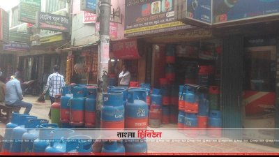 ফুটপাতে সাজিয়ে রাখা হয়েছে গ্যাস সিলিন্ডার