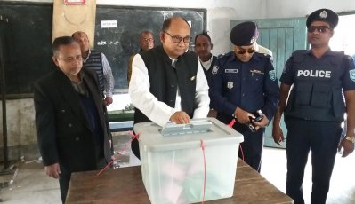 ভোট দিলেন রেলমন্ত্রী