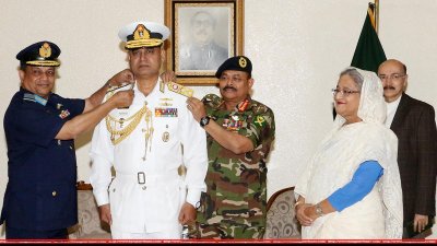 নৌবাহিনী প্রধানকে এডমিরাল র&zwnj;্যাংক পরিয়ে দেওয়া হচ্ছে