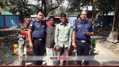 আটক ছিনতাই চক্রের দুই সদস্য (মাঝে)