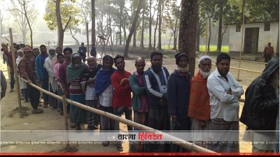 হবিগঞ্জে উপজেলা পরিষদ নির্বাচনে ভোট দিতে একটি কেন্দ্রে লাইনে দাঁড়িয়েপুরুষ ভোটাররা