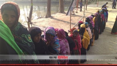 হবিগঞ্জে উপজেলা পরিষদ নির্বাচনে একটি কেন্দ্রে লাইনে দাঁড়িয়ে নারী ভোটাররা