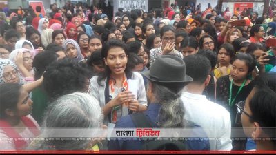হলগুলোতে ভোট দিতে যাওয়া শিক্ষার্থীদের সঙ্গে কথা বলছেন পর্যবেক্ষক শিক্ষকরা