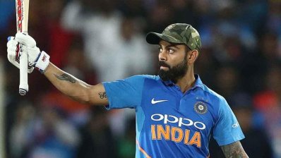 তৃতীয় ওয়ানডেতে এভাবে আর্মি ক্যাপ মাথায় দেয় কোহলিরা।