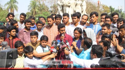 সংবাদ মাধ্যমের সামনে কথা বলেন নুরুল হক নুর