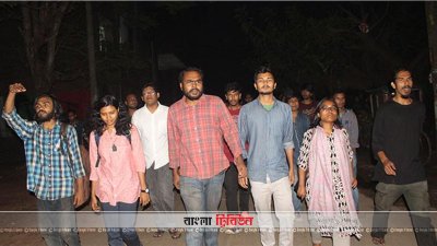ফের ডাকসু নির্বাচনের দাবিতে বিক্ষোভ করছেন জাহাঙ্গীরনগর বিশ্ববিদ্যালয়ের শিক্ষার্থীরা
