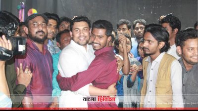 কোলাকুলি করেন রেজওয়ানুল হক চৌধুরী শোভন ও নুরুল হক নুর