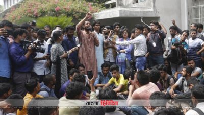 ভিসি ভবনের সামনে কথা বলছেন লিটন নন্দী