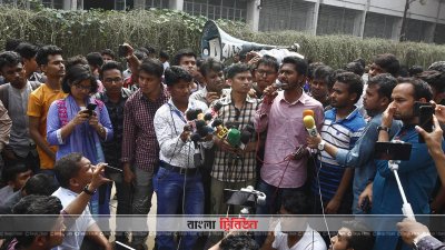 উপাচার্য ভবনের সামনে কথা বলছেন ভিপি নুর