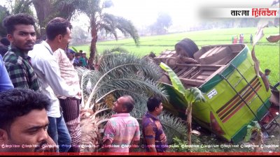 ঝিনাইদহের কালীগঞ্জে বাস উল্টে খাদে