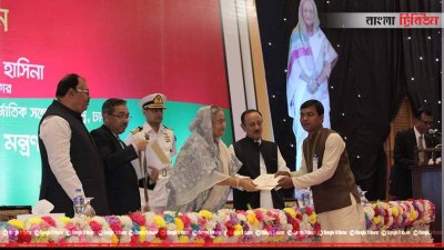 শিক্ষায় অবদানের জন্য ট্রাকচালক ফারুক হোসেনকে সার্টিফিকেট দেন প্রধানমন্ত্রী
