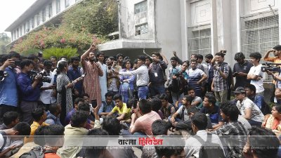 ডাকসুর পুনর্নির্বাচনের দাবিতে ভিসি ভবনের সামনে বিভিন্ন প্যানেলের অবস্থান