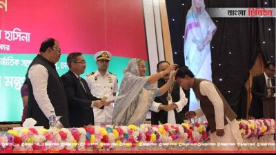 শিক্ষায় অবদানের জন্য প্রধানমন্ত্রীর কাছ থেকে পদক পেলেন ট্রাকচালক ফারুক হোসেন