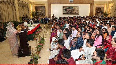 গণভবনে ডাকসু ও হল সংসদে নির্বাচিতদের উদ্দেশে বক্তৃতা করছেন প্রধানমন্ত্রী শেখ হাসিনা। (ছবি: ফোকাস বাংলা) 