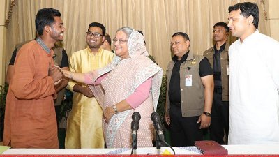 প্রধানমন্ত্রী যখন ভিপি নুরুল হক নুরকে আদর করে দেন তখন তার পাশে ভিপি নির্বাচনে পরাজিত ছাত্রলীগ সভাপতি রেজওয়ানুল হক চৌধুরী শোভন। (ছবি: ফোকাস বাংলা)