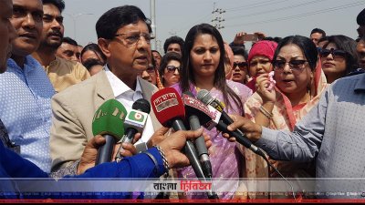 সাংবাদিকদের সঙ্গে কথা বলছেন পাট ও বস্ত্রমন্ত্রী গোলাম দস্তগীর গাজী