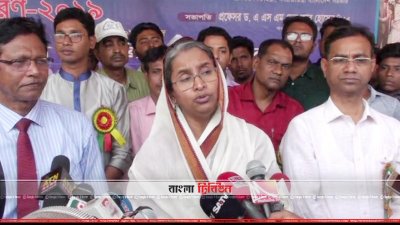 অনুষ্ঠান শেষে সাংবাদিকদের প্রশ্নের জবাব দিচ্ছেন দিপুমণি 