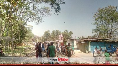 রেল লাইনের চামড়াপট্টির এই এলাকাতেই অজ্ঞাত ব্যক্তি ট্রেনে কাটা পড়ে