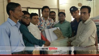 নির্বাচনি সরঞ্জাম তুলে দেওয়া হচ্ছে
