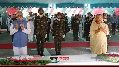 বঙ্গবন্ধুর সমাধিতে পুষ্পস্তবক অর্পণ করছেন রাষ্ট্রপতি এবং প্রধানমন্ত্রী