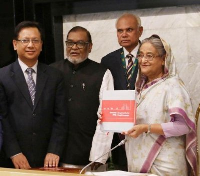 বাংলা ভাষার বঙ্গবন্ধু বই প্রধানমন্ত্রীর কাছে হস্তান্তর করা হয়