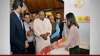 মেলায় স্টল ঘুরে দেখছেন বাণিজ্যমন্ত্রী টিপু মুনশি (ছবি: পিআইডি)