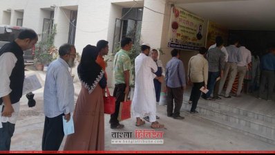 প্রাথমিকের সহকারী শিক্ষক বদলি আবেদন জমা দেওয়ার দীর্ঘ লাইন গেট ছেড়ে বাইরে         