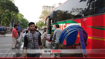 প্রথম দিনের চক্রাকার সার্ভিসের বাস থেকে যাত্রীদের যত্রতত্র ওঠানামা করতে দেখো গেছে