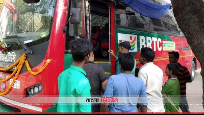 যাত্রী ছাউনির সামনে থেকে পুলিশ সদস্যদের বাস সরিয়ে দিতে দেখা গেছে